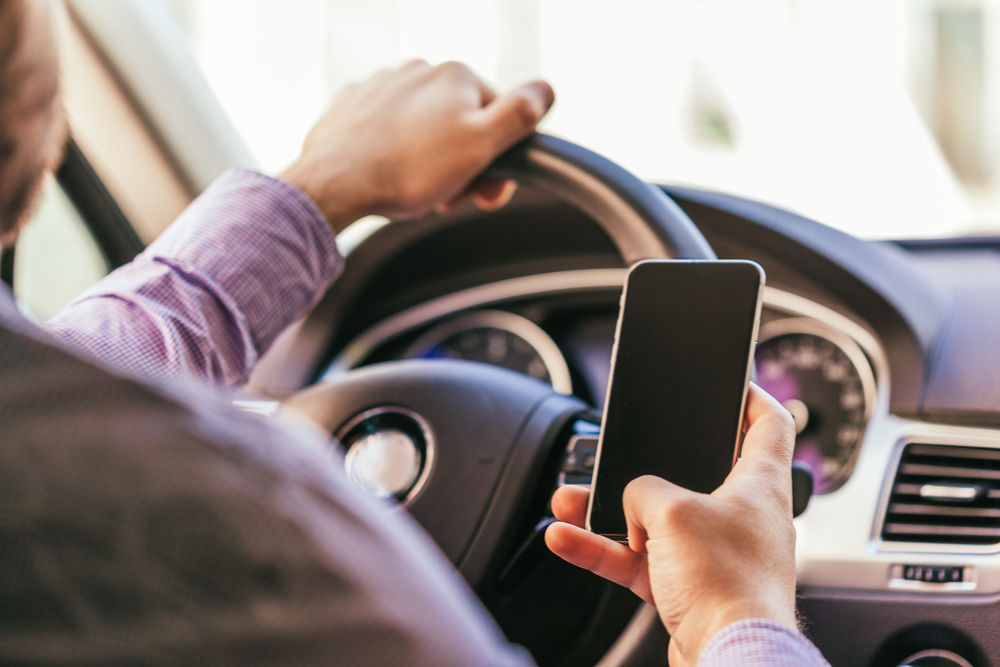 Smartphone alla guida: picco di incidenti per le chiamate di lavoro
