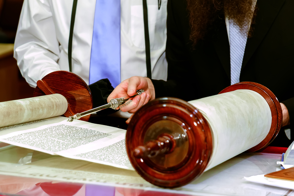 Rabbino che legge un testo sacro