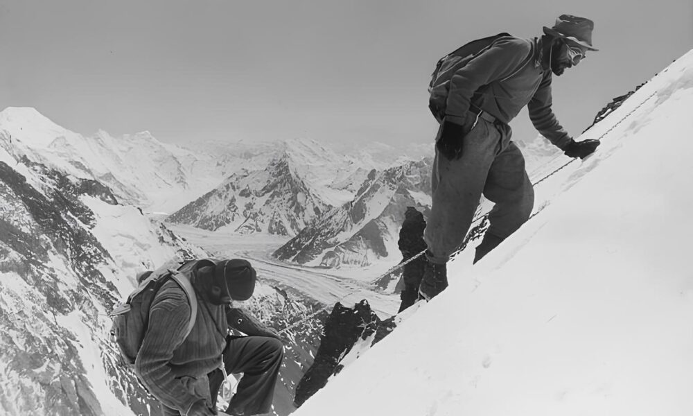 Ugo Angelino e Guido Pagani in salita tra il campo III e il campo IV - Il Museo Nazionale della Montagna di Torino celebra i 70 anni della leggendaria spedizione italiana al K2 del 1954