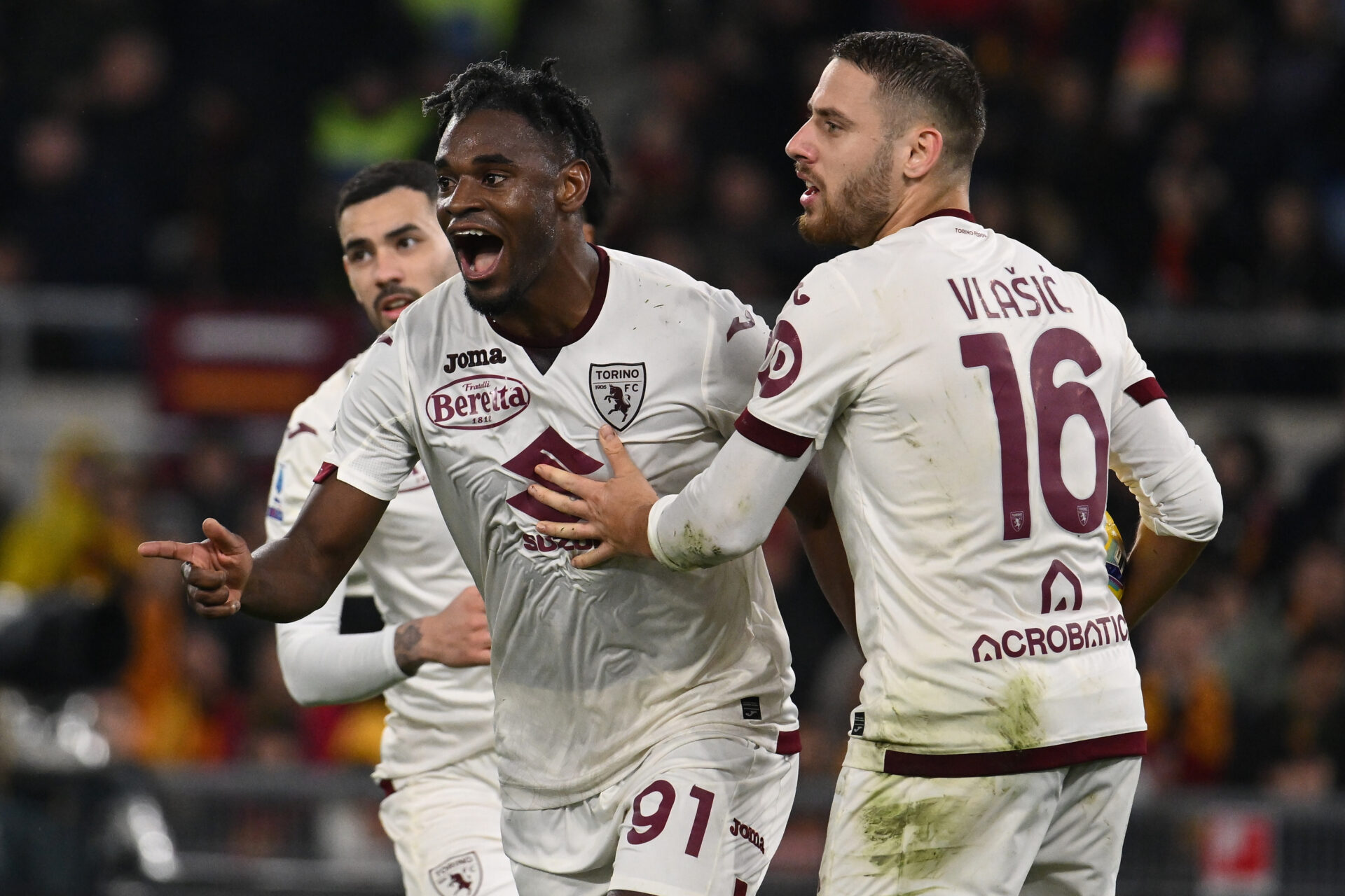 Duvan Zapata esulta dopo un gol - Il Torino tradito a Empoli: sconfitta amara compromette le ambizioni europee