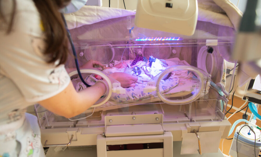 Neonato in incubatrice - neonati