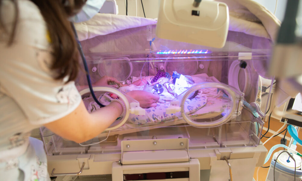 Neonato in incubatrice - neonati