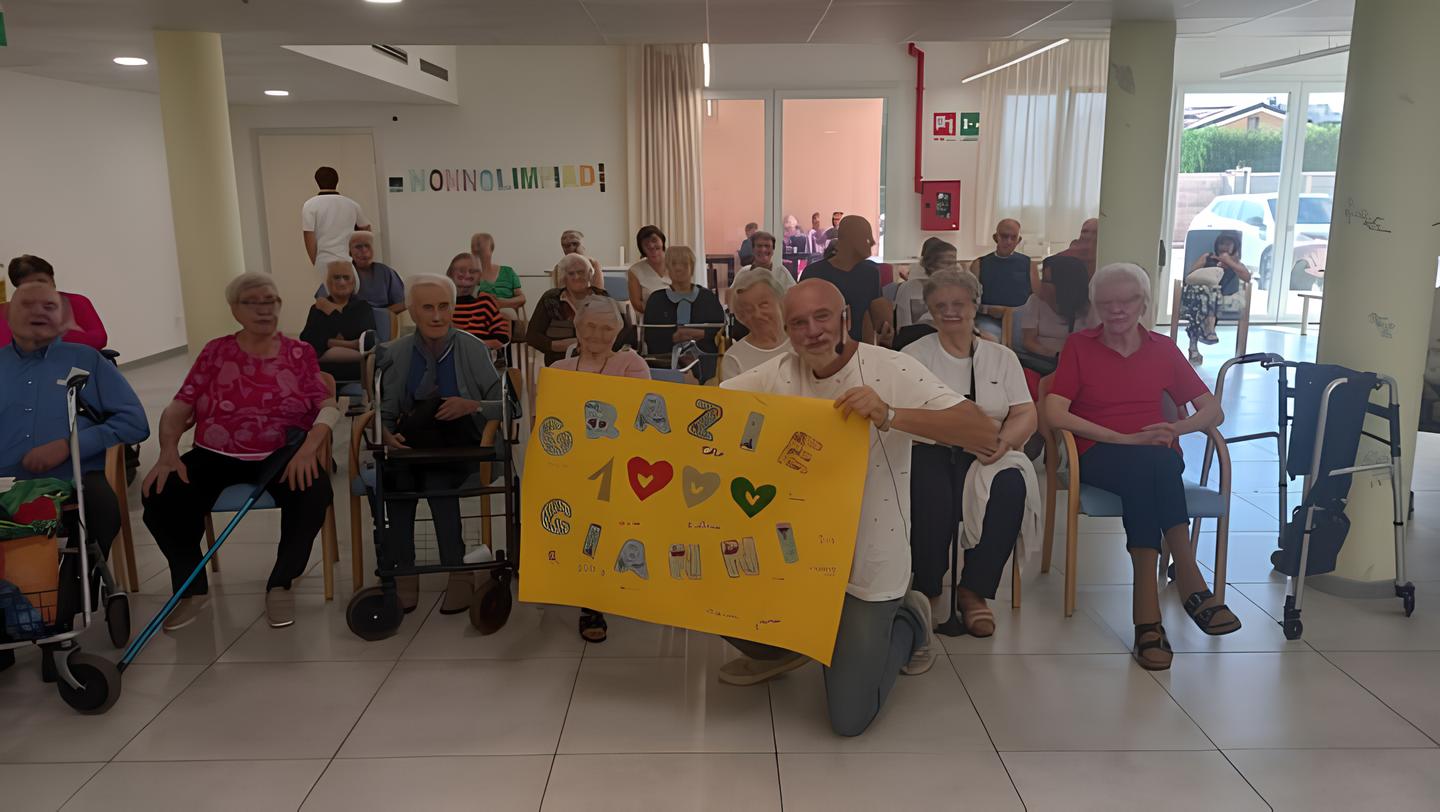 Gianni Giannini a Torrazza - Il palco di Zelig nelle Rsa del torinese, Gianni Giannini porta sorrisi e magia