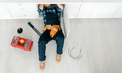 Idraulico al lavoro in cucina