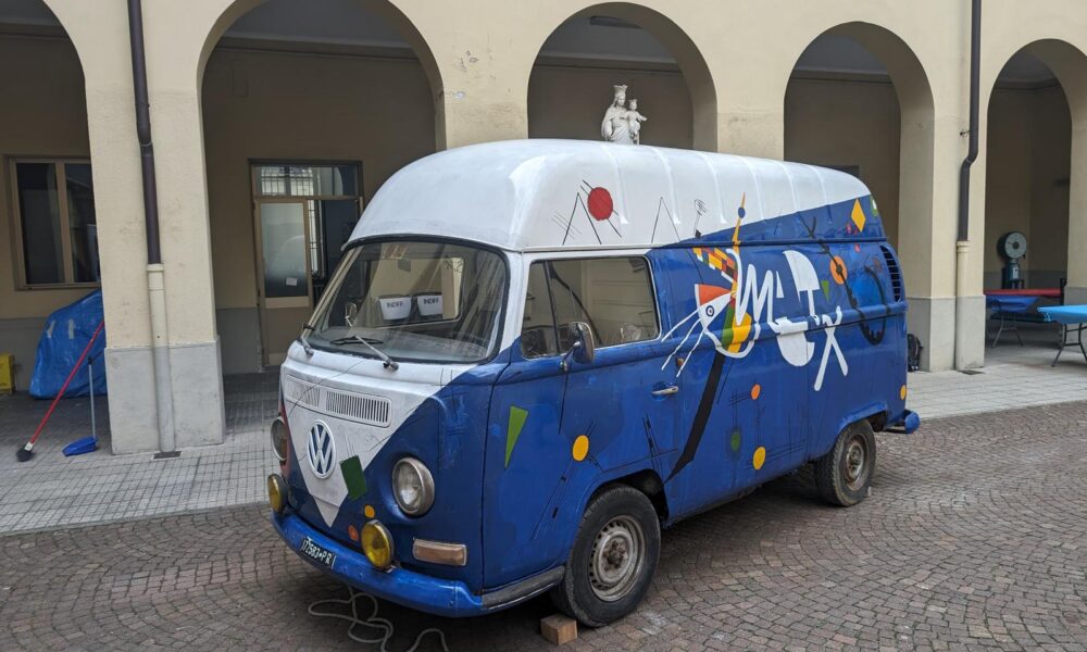 Volkswagen T2 decorato dagli allievi dell'Istituto Maria Ausiliatrice come una tela ispirata a Kandinsky