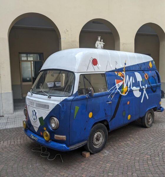 Volkswagen T2 decorato dagli allievi dell'Istituto Maria Ausiliatrice come una tela ispirata a Kandinsky