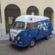 Volkswagen T2 decorato dagli allievi dell'Istituto Maria Ausiliatrice come una tela ispirata a Kandinsky