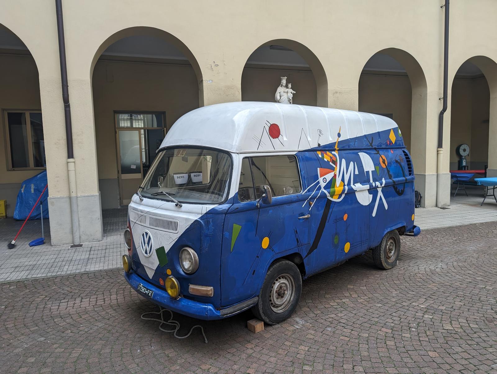 Volkswagen T2 decorato dagli allievi dell'Istituto Maria Ausiliatrice come una tela ispirata a Kandinsky