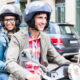 Coppia in viaggio sulla Vespa