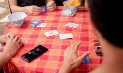 Amici che giocano a carte