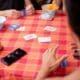 Amici che giocano a carte