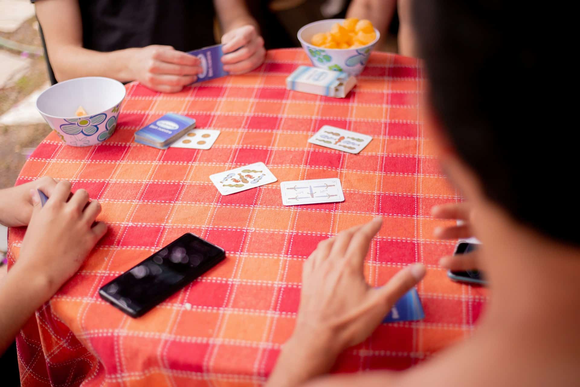 Amici che giocano a carte